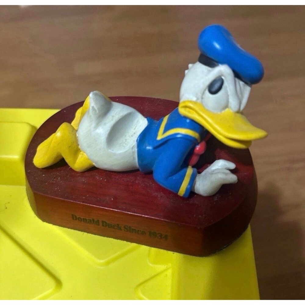 DISNEY DONALD DUCK SINCE 1934 POCKET WATCH HOLDER & FIGURINE STAND LTD EDITION